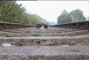 Un fou se fait rouler dessus par un train