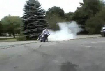 Burnout avec sa nouvelle moto