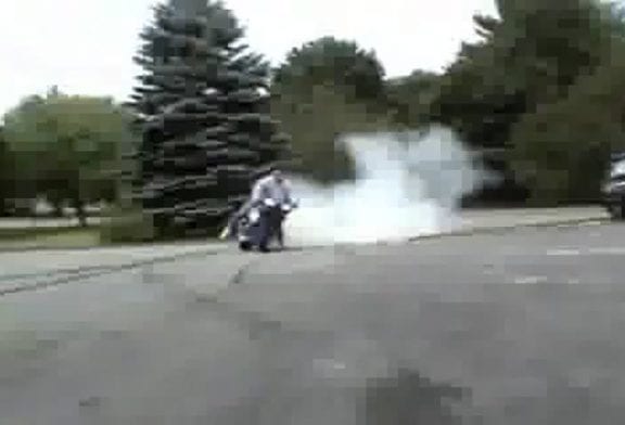 Burnout avec sa nouvelle moto