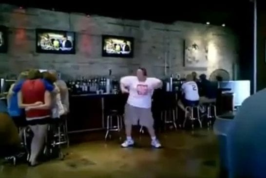 Un gars danse autour d’un bar