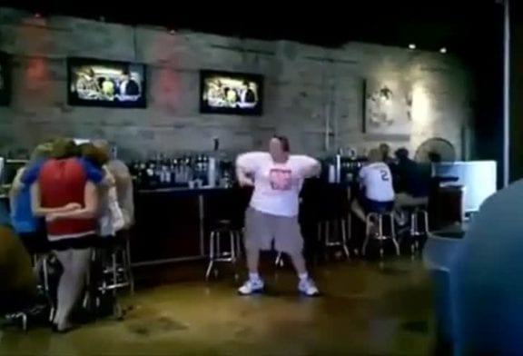 Un gars danse autour d’un bar