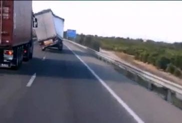 Camion se fait renverser par un vent lateral