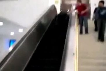 Chaise roulante dans un escalator