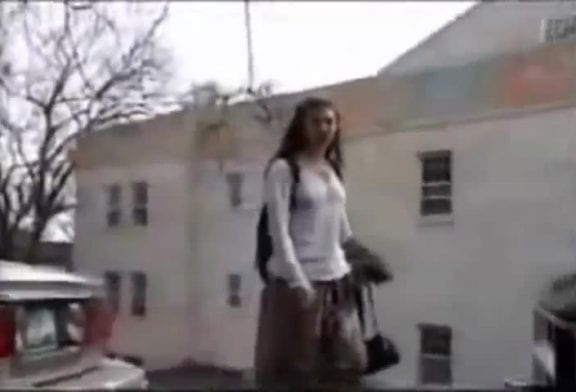 Jeune fille marche dans le poteau