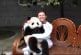 Bébé panda aime recevoir des câlins