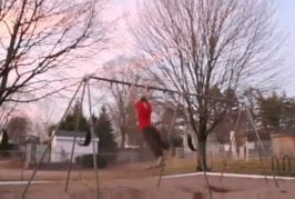 Chute sportive d’une balançoire