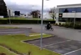 Un jeune motard n’arrive pas à s’arrêter