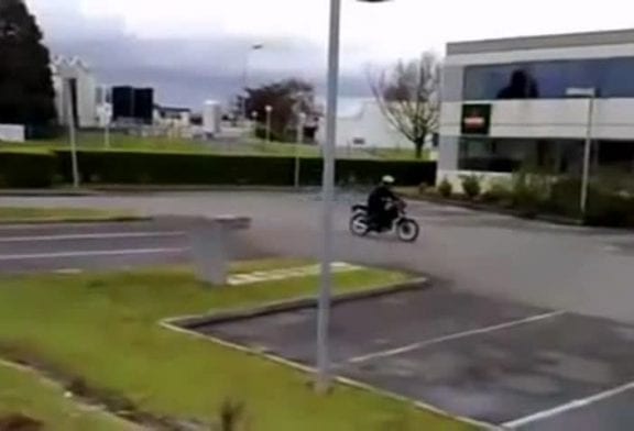 Un jeune motard n’arrive pas à s’arrêter