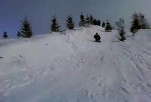 Chute de luge dans une clôture