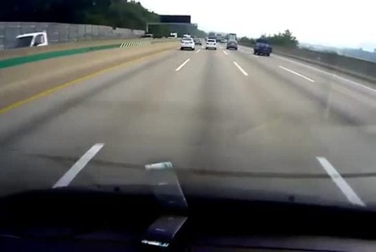 Conducteur endormi se retourne sur l’autoroute