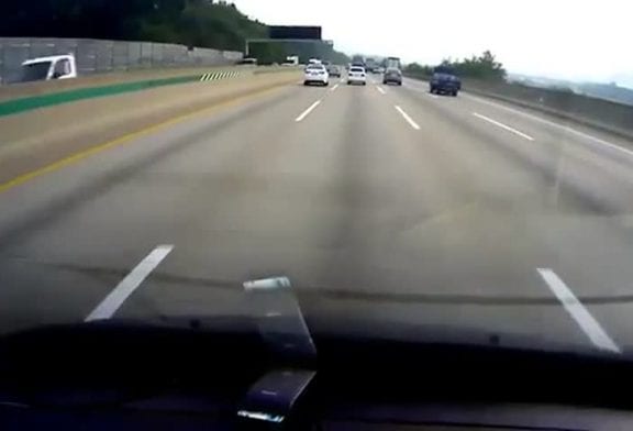 Conducteur endormi se retourne sur l’autoroute