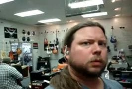 Vendeur de magasin de musique