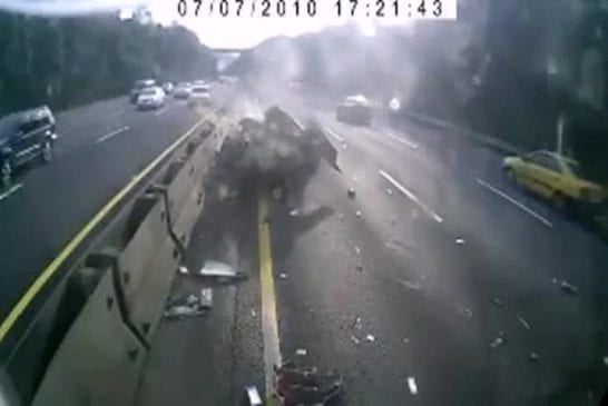 Son pneu éclate et c'est l'accident sur l'autoroute