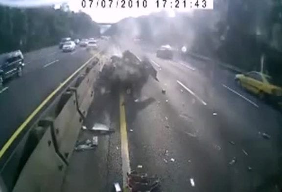 Son pneu éclate et c'est l'accident sur l'autoroute