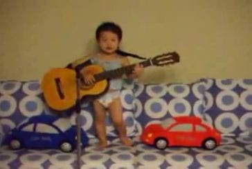 Le plus jeune guitariste au monde à jouer Hey Jude