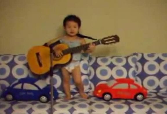 Le plus jeune guitariste au monde à jouer Hey Jude