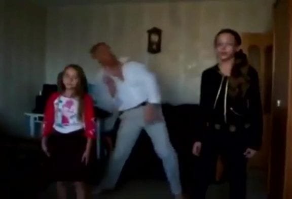Papa danse comme en discothèque sur du Justin Bieber