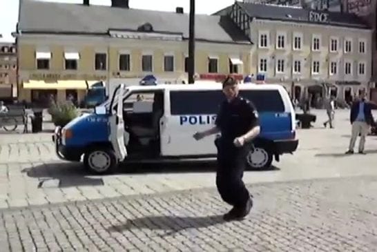 La police suédoise danse en public