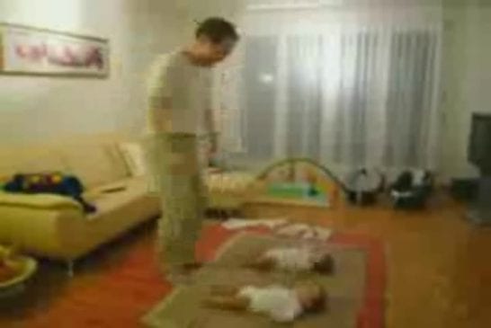 Père joue avec ses bébés