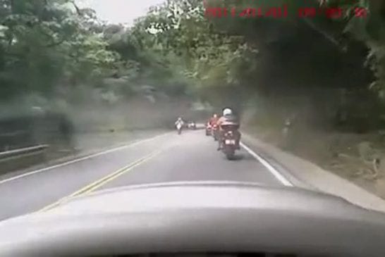 Doubler en moto dans un virage