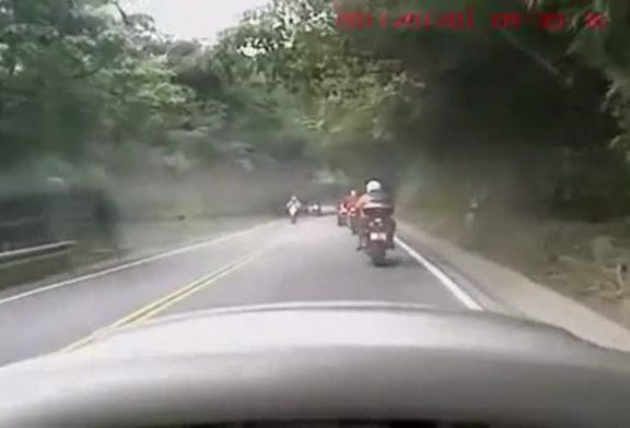 Doubler en moto dans un virage