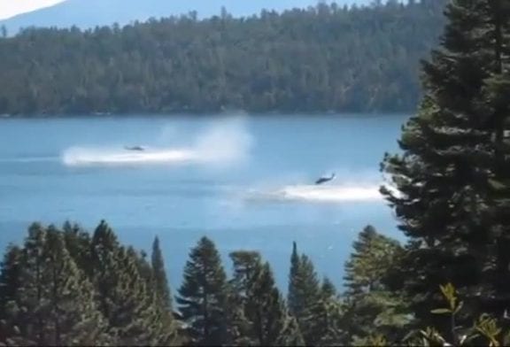 Hélicoptère fait un atterrissage sur l’eau