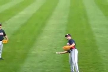 Spectateur attrape une balle de base-ball avec un gobelet