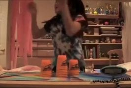 Former une pyramide avec des gobelets en 7 secondes