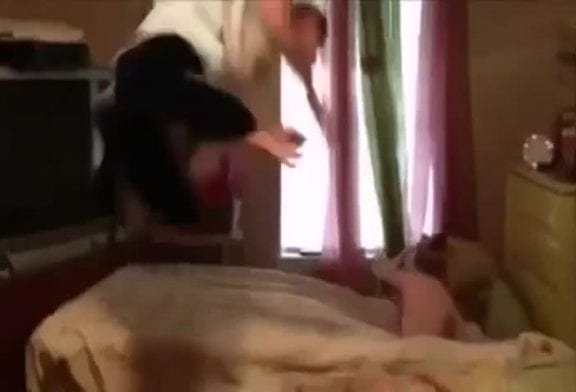 Fillette jetée sur un mur