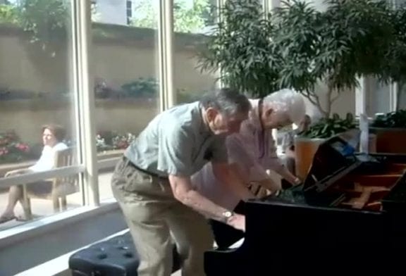 Charmant couple de vieux joue au piano