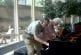 Charmant couple de vieux joue au piano