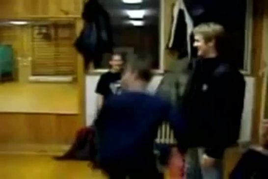 Enfant fracassant la tête et le corps sur un mur