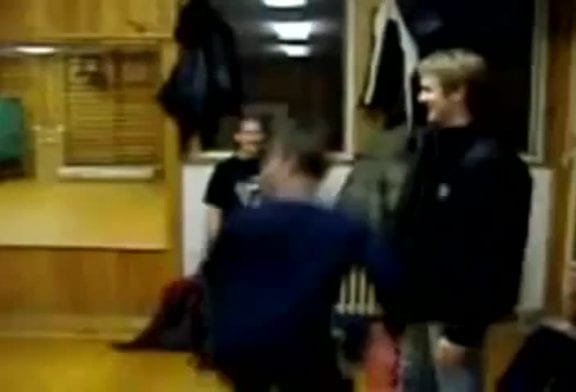 Enfant fracassant la tête et le corps sur un mur