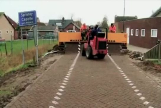 Machine révolutionnaire pour paver une rue