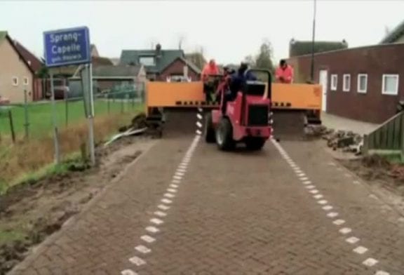 Machine révolutionnaire pour paver une rue