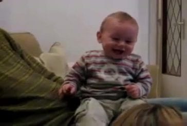 Adorable rire de bébé