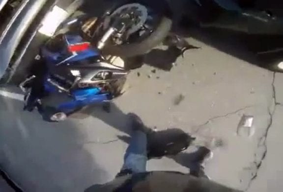 Motard pris en sandwich par des voitures