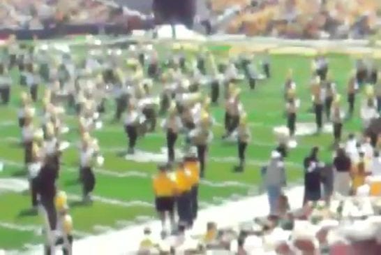 Orchestre joue Paparazzi de Lady Gaga avant le match