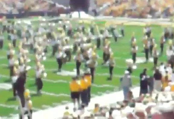 Orchestre joue Paparazzi de Lady Gaga avant le match