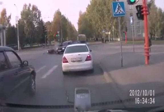 Accident de moto à un carrefour