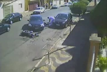 Accident de moto dans une voiture