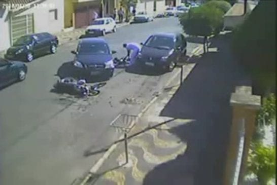 Accident de moto dans une voiture