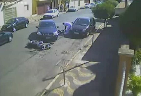 Accident de moto dans une voiture