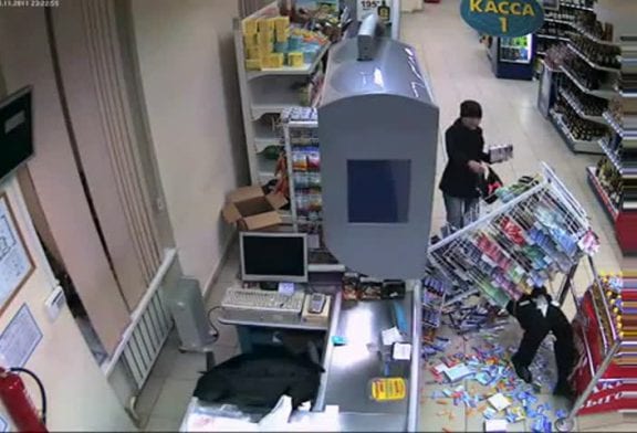 Sauter par dessus une chaine dans un magasin