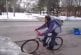 Saut en vélo dans la neige