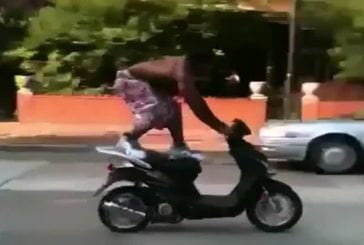 Debout sur son scooter FAIL