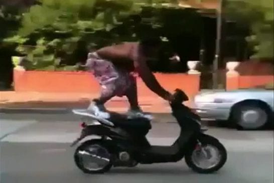 Debout sur son scooter FAIL