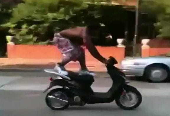 Debout sur son scooter FAIL