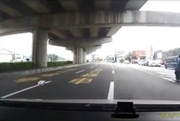 Gros accident entre un scooter et une camionette