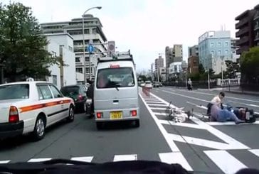 Scooter fonce sur une fille en vélo
